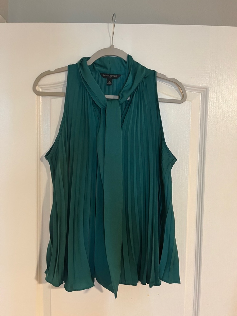 Banana Republic Emerald Green Pleated Sleeveless Tie-Neck Blouse